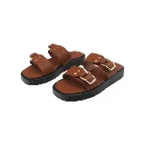 Sandalias marrones con plataforma negra, dos tiras anchas con hebillas doradas y plantilla acolchada.