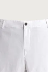 Bermuda de corte regular fit confeccionada en tejido mezcla de algodón y lino. Presenta cierre frontal con cremallera y botón, bolsillos laterales y bolsillos traseros de vivo.