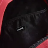 Mochila Vans Old Skool color rojo con logo "Vans Off The Wall" estampado en blanco y negro.