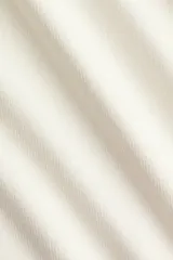 Top de manga corta en punto fino de mezcla de viscosa, color blanco, con cuello elevado corto, dobladillo en las mangas y pliegues en un lateral de la cintura para crear un efecto drapeado suave.