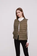 Chaleco acolchado color verde militar con cierre de botones a presión.