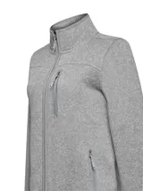 Polar de mujer color gris claro, con cierre frontal completo y cuello alto. Presenta un bolsillo vertical con cierre en el pecho y bolsillos laterales con cierre.