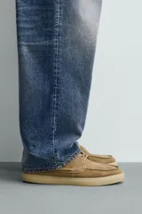 Mocasines estilo náutico de piel con acabado serraje, en color tostado, con cordones y suela de goma a contraste.