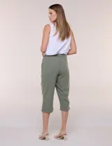 Pantalón capri de algodón a rayas verticales en tonos azul, celeste y blanco, con cintura elastizada, cordón de ajuste frontal y bolsillos aplicados.