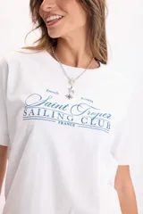 Camiseta blanca de manga corta con estampado azul en el pecho que dice 'Saint Tropez Sailing Club France'.