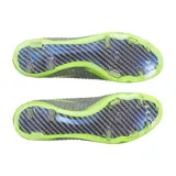 Championes de fútbol Under Armour Shadow Elite 3 FG, diseñados para velocidad y agilidad. Presentan una parte superior de tejido IntelliKnit gris con detalles en verde neón, logotipo de la marca en negro y suela exterior de fibra de carbono para máxima aceleración en superficies naturales.