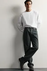 Remera manga larga blanca de corte relaxed fit, con cuello redondo y diseño liso de algodón.