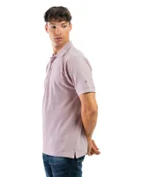 Chomba manga corta color borgoña con cuello clásico y borde azul marino.