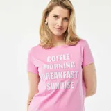 Camisón rosa con estampado frontal de letras en color blanco.