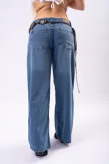 Jean de corte wide leg y tiro bajo, confeccionado en denim rígido de color azul clásico. Presenta un diseño de pierna ancha y recta, con costuras reforzadas y cierre frontal con botón.