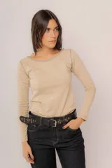 Remera de manga larga color beige con cuello redondo y costuras visibles en contraste. Confeccionada en algodón suave, presenta un diseño básico y versátil.