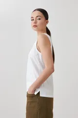 Musculosa de calce holgado en color durazno, con estampado paisley en relieve (puff print) en tonos rojizos. Presenta cuello redondo y diseño sin mangas.