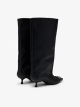 Botas de caña alta y extra ancha de Diesel, modelo D-Venus 40 KB Tube, confeccionadas en cuero vacuno con acabado envejecido. Presentan punta afilada, taco fino y detalle metálico del logo Oval D en la puntera.