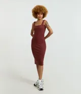 Vestido midi de Blue Steel confeccionado en tejido rib acanalado, con escote cuadrado y breteles anchos. Diseño básico y ajustado al cuerpo.