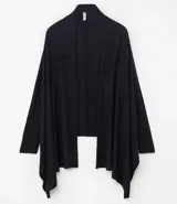 Saco negro largo con puntas alargadas, de tejido liviano.