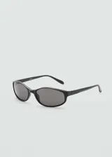 Gafas de sol negras con montura ovalada de pasta hecha con residuos reciclados de policarbonato. Cuentan con protección UV total y filtro de categoría 3.
