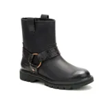 Bota de caña media Caterpillar, confeccionada en cuero negro con acabado liso. Presenta una tira decorativa con textura de reptil que rodea el tobillo, sujeta por una argolla metálica en tono bronce. Cuenta con suela de goma dentada y logo de la marca grabado en el lateral.