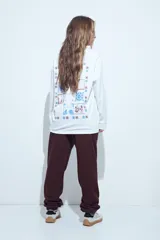 Babucha deportiva de algodón con interior de felpa, bolsillos laterales, cintura elástica y puños ajustados en los tobillos.