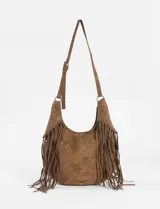 Cartera bandolera de estilo boho con flecos largos en los laterales. Cuenta con una correa ajustable con hebilla y herrajes metálicos en tono bronce.