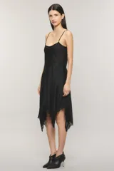 Vestido midi asimétrico de satén jacquard negro con escote lencero, breteles finos regulables, falda amplia con movimiento y terminación de puntilla en el ruedo.
