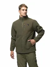 Campera de polar negro con cuello alto y cierre frontal completo. Presenta paneles de nylon en contraste en el pecho, hombros y codos, incluyendo un bolsillo vertical con cierre en el pecho y dos bolsillos laterales abiertos.