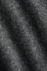 Buzo de punto suave con cuello alto acanalado, diseño de corte holgado, hombros caídos y terminaciones acanaladas en puños y bajo.