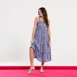 Vestido midi de tirantes con estampado de arabescos azules, corte recto y falda con volantes.