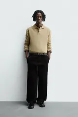 Pantalón de corte carrot fit confeccionado en tejido de mezcla de algodón. Presenta bolsillos frontales, bolsillos traseros de vivo y cierre frontal con cremallera y botón.