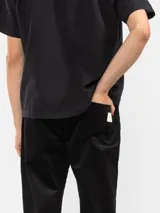 Pantalón de pana verde oliva, corte recto, con cintura elastizada y cordón de algodón.