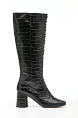 Botas altas negras de cuero con textura croco, con cordones frontales y taco cuadrado.