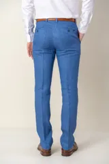 Pantalón de lino azul, de corte clásico y recto, con bolsillos laterales y trabillas para cinturón.