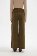 Pantalon de pana color verde oliva, de corte recto y tiro medio, con bolsillos laterales y cierre frontal.
