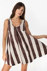 Vestido corto sin mangas con cuello redondo y diseño de rayas verticales en tonos marrón y crudo, confeccionado en mezcla de algodón y elastano.