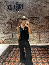 Musculosa de corte holgado con acabado brillante, escote en V pronunciado en la espalda y breteles anchos.