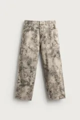 Pantalón relaxed fit confeccionado en tejido de algodón con efecto lavado y estampado abstracto en tonos grises y beiges. Cuenta con diseño de cinco bolsillos y cierre frontal con cremallera y botón metálico.