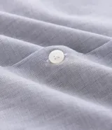 Camisa de corte regular, color gris claro, con cuello inglés, manga larga y cierre frontal con botones. Confeccionada en una mezcla de algodón y poliéster, presenta un diseño clásico y versátil de la marca Marfinno.