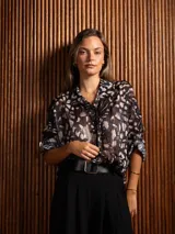 Camisa de gasa con estampado animal print y detalles de hilos de lurex, de corte clásico con cuello camisero y mangas largas con puños.