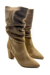 Bota de cuero color beige, con taco cuadrado y caña fruncida.
