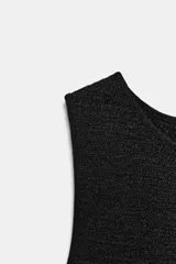 Top sin mangas de cuello redondo, confeccionado en tejido con textura estructurada.