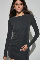 Vestido corto de manga larga con acabado brillante y textura acanalada, de corte ajustado al cuerpo.