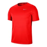 Remera deportiva negra de corte clásico, cuello redondo y mangas cortas. Presenta el logo de Nike en el pecho.
