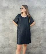 Vestido corto blanco con textura tipo waffle, cuello redondo y mangas cortas.