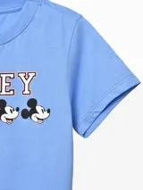 Remera corta celeste con estampado de Mickey Mouse.