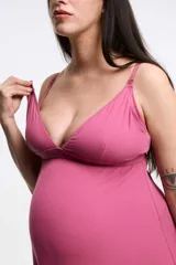 Camisón maternal de rib color rosado, con escote en V, tirantes finos regulables con clips de lactancia, elástico bajo el busto y falda amplia de corte acampanado.