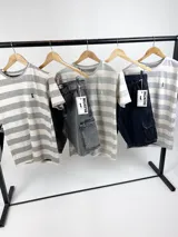 Remera de algodón a rayas horizontales grises y blancas, con logo bordado en el pecho.