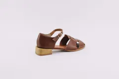 Sandalias de cuero color marrón, estilo huarache, con puntera cerrada de corte almendrado, tira ajustable con hebilla en el tobillo y taco cuadrado bajo con acabado símil madera.