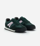 Championes de estilo vintage para mujer, modelo chutera, en color verde oscuro con detalles en rosado y blanco. Presentan suela dentada negra, puntera redondeada y cordones a tono.