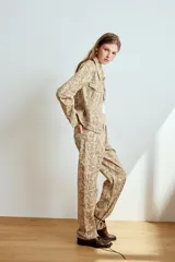 Jeans de tiro bajo con diseño de corte recto y estampado animal print de serpiente, con trabillas, cinco bolsillos y cierre frontal con cremallera y botón metálico.