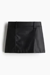 Pollera mini negra entallada de corte evasé, con cierre oculto y corchete en un lateral.