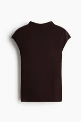 Top entallado en punto fino color marrón oscuro, con diseño de manga japonesa, cuello alto y bajo recto.